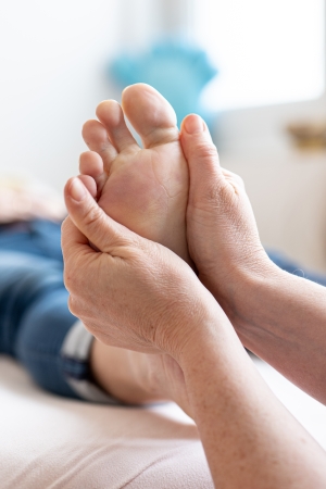 Massage du pied à deux mains